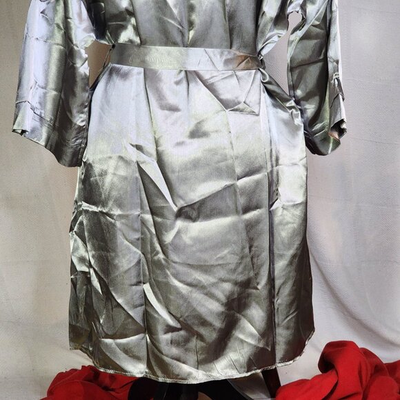 Robe N Hood Grey Silver Poly Namaste In Bed Motif Mid Sleeve Robe w/Belt Sz OSFM - Picture 11 of 16